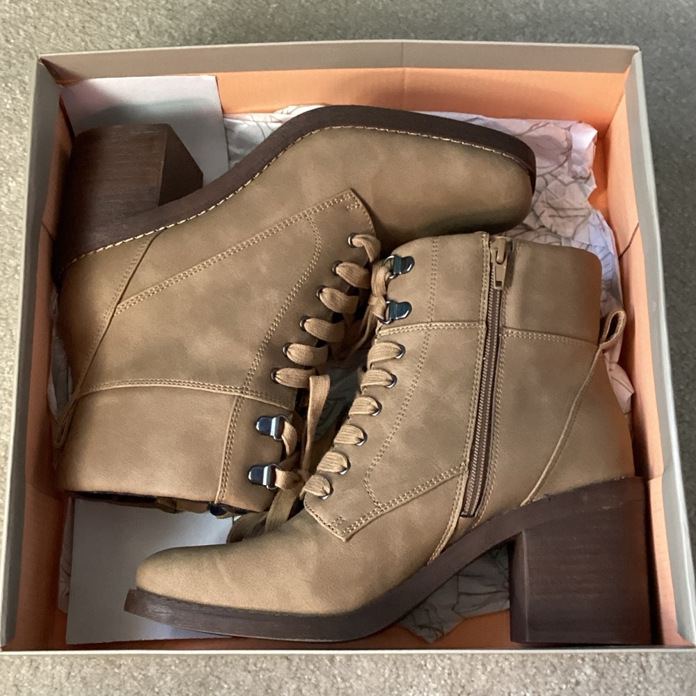 Crown Vintage Tan Lace-Up Block Heel Ankle Boots